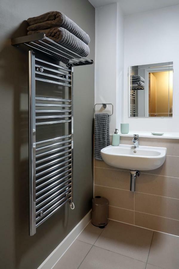 Modern One Bedroom Apartment In Cardiff Bay Экстерьер фото